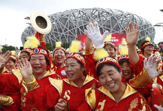 La capital china, que competía con la kazaja Almaty, se convierte en la primera ciudad de la historia que acogerá unas Olimpiadas de Verano, que ya albergó en 2008, y unas de Invierno, que conseguirá con sólo 14 años de diferencia. (EFE)