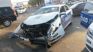 La unidad que sufrió perdida total fue el Volkswagen Jetta, color blanco con azul, con razón social Vialidad, número de identificación 3564 propiedad del Ayuntamiento de Torreón.