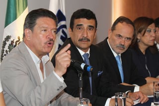 Reunión. Carlos Navarrete (i) presidió la inauguración del foro de 104 partidos políticos de izquierda que se reunieron en el DF.