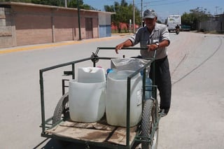 Sin agua. Tienen más de un mes sin agua y todos los días don Benito acarrea en su triciclo. (MARY VÁZQUEZ)