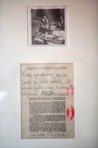 Íntima. En la imagen se puede ver una carta enviada a Frida Kahlo por su amiga Dolores del Río.
