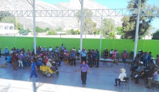 Entregan apoyos. Adultos mayores reciben en la villa de León Guzmán, el recurso del programa 65 y Más que otorga la Sedesol.