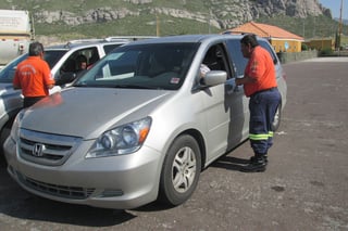 Orientación. Personal de Protección Civil se encuentra guiando a los viajeros en la carretera por la caseta de León Guzmán.