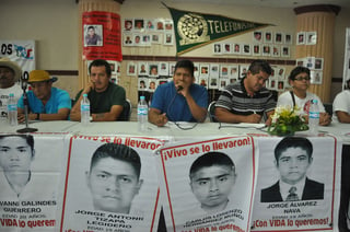 Justicia. Ayer arribó a Torreón la caravana de los padres de familia y estudiantes de Ayotzinapa. (Guadalupe Miranda) 