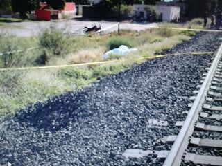 Golpe. A unos cuatro metros de las vías del tren, quedó el cuerpo sin vida de Carlos, quien era originario de Villa Nazareno, Durango. Fue golpeado por el tren.