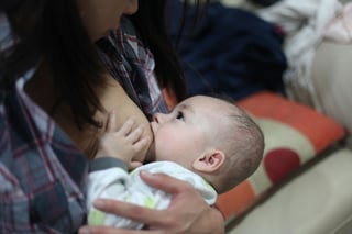 Entre los múltiples beneficios de la leche materna están la protección inmunológica para el bebé, sobre todo contra infecciones gastrointestinales y respiratorias, principales causas de enfermedad y muerte en recién nacidos. (ARCHIVO)