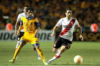 Damián Álvarez y Leonardo Ponzio disputan un balón durante el partido de ida, disputado en el Universitario de Monterrey. (Jam Media)
