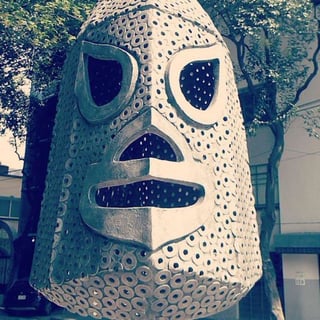 El escultor señaló que esa obra sobre la máscara del luchador “El Santo” tiene dimensiones aproximadas de casi dos metros de alto y casi 60 kilos de peso.
