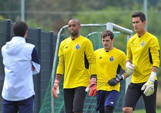 Estará junto a  Iker Casillas y Helton, para defender el arco del Porto. (Twitter)