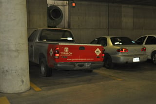 Olvidadas. Es en el estacionamiento donde Vialidad aplica multas contra 'invasores' y donde olvidan a los autos chatarra. (GUADALUPE MIRANDA)