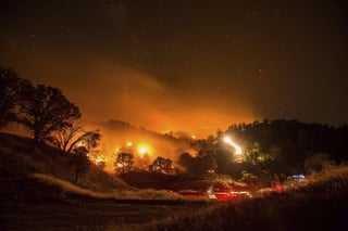 Cuando aún se combate más de una docena de incendios forestales en el estado, el gobernador Jerry Brow Jr advirtió que se podría estar aquí en la antesala de los peores siniestros registrados en los últimos años. (ARCHIVO)