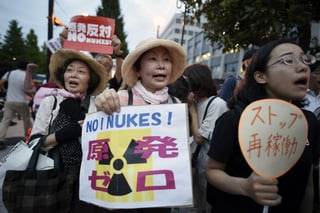 Varios activistas corean consignas contra la reapertura de un reactor nuclear en el suroeste del país durante una concentración ante la residencia oficial del primer ministro, Shinzo Abe, en Tokio. (EFE)