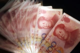 China devaluó hoy casi un 2 % el yuan con respecto al dólar, en la mayor revisión a la baja del valor de su moneda en dos décadas. (Archivo)