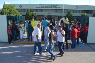 Manifestación. Desde las ocho de la mañana de ayer viernes, los maestros acudieron a movilizarse a la Subsecretaría de Educación. (ANGÉLICA SANDOVAL)