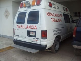 Servicio. Esta es la ambulancia del Hospital Integral de El Salto, por la cual se cobra 500 pesos por traslado al Hospital 450.