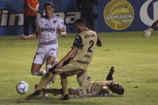Rogelio Funes Mori trata de escapar entre dos rivales. (Jam Media)