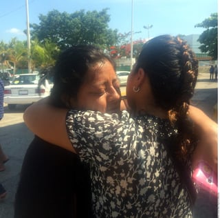 Dolor. Domitila Almeida Marín llora tras más de 12 horas de espera para recibir los cuerpos de tres sobrinos que perecieron.
