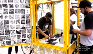 El Chanate Móvil es un triciclo con placas de cristal que sobresalen de la unidad, en ellas están plasmadas los 350 grabados con los que cuentan. (SIGLO TV)