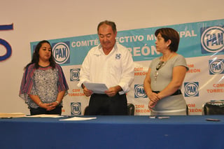 Comité municipal. María Eugenia Cázares registró su planilla a las 10:30 horas, la papelería fue recibida por Rogelio Saldaña. (FABIOLA P. CANEDO)