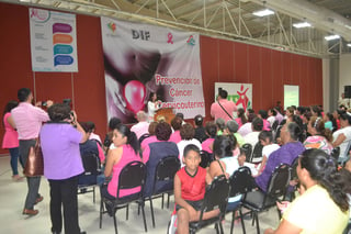 Conferencia. Alrededor de 300 mujeres asistieron a la plática que se impartió sobre la prevención del cáncer cervicouterino. (EL SIGLO DE TORREÓN)