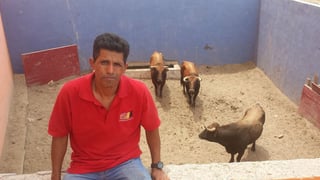 La vida de Oswaldo Arreola 'el Moreno', gira en torno a los toros, de donde también obtiene el sustento diario que requiere su familia.  