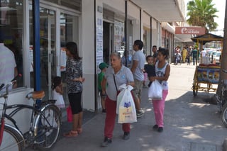 Compras. Ciudadanos, como Cecilia Barraza, dejaron a la mitad la compra de los útiles escolares por la crisis económica. (ANGÉLICA SANDOVAL)