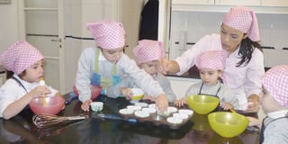Capacitan. Los pequeños que gustan de la cocina aprenden a elaborar dulces para su venta.