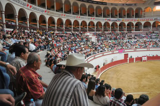 Los aficionados a los toros se dieron cita en buen número al Coliseo Centenario de Torreón.