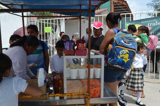 Tentaciones. Buscará Plazas y Mercados alternativas para alejar a los comerciantes de comida 'chatarra' de las escuelas. (ARCHIVO)