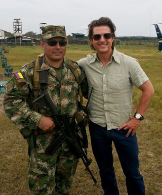 Durante la visita los militares aprovecharon para tomarse fotos con él. (EFE)