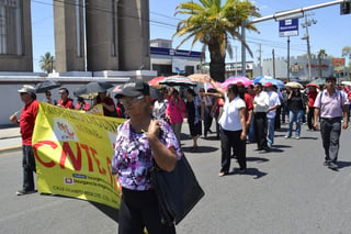 Inconformes. Maestros marchan de Gómez Palacio a Torreón para mostrar una vez más su rechazo a la reforma y la evaluación. (EL SIGLO DE TORREÓN)