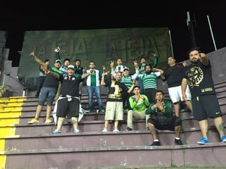 Aficionados al Santos Laguna hicieron el viaje desde Torreón y Houston para apoyar al Santos en Costa Rica. (Especial)

