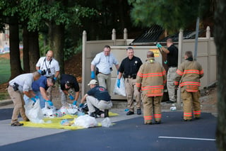 Ataque. Policías realizan la limpieza del lugar en donde fueron asesinados dos periodistas que realizaban su trabajo en Virginia. 