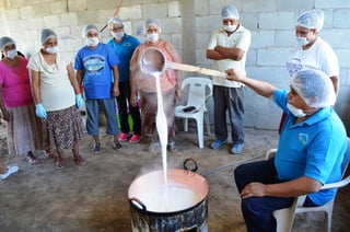 Economía. El grupo de caprinocultores de Villa Nazareno realiza una producción de más de 800 litros de leche diarios. (Cortesía)