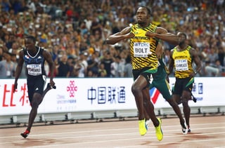 Bolt paró el cronómetro en 19.55 segundos con una victoria holgada sobre Justin Gatlin. (EFE)
