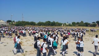 La alerta generó la evacuación de los alumnos y la movilización de los cuerpos de seguridad y rescate. (El Siglo de Torreón)
