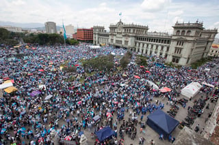 Destitución. Miles de personas en Guatemala salieron a las calles a protestar. 