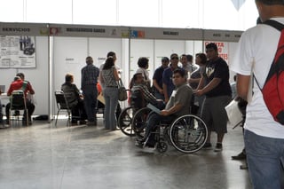 Empleo. Gente con discapacidad y adultos mayores acudieron a buscar una oportunidad laboral. (FABIOLA P. CANEDO)