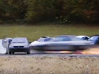 El material muestra cómo quedarían dos autos al colisionar a 200 km/h. (YOUTUBE)