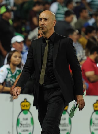 El español Pako Ayestarán no tuvo su debut soñado como entrenador en la Liga MX, luego de caer ante los Pumas en el estadio Corona. (RAMÓN SOTOMAYOR)