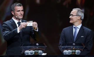 Alexander Frei (i) muestra al Lazio junto al director de competiciones de la UEFA, Giorgio Marchetti. (EFE)