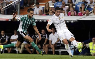 James Rodríguez (d), tuvo una destacada actuación en la victoria del Real Madrid sobre Betis. (EFE)