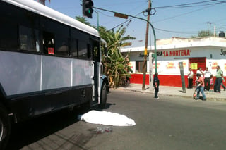 Mortal. El cuerpo sin vida de la mujer quedó a un lado del autobús que la atropelló, ayer por la mañana en el crucero de avenida Victoria y calle Matamoros.