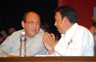 En la imagen, Rubén Moreira (izquierda) junto a su hermano, Humberto Moreira (derecha), durante un acto celebrado en el 2009. (EL SIGLO DE TORREÓN/ ARCHIVO)