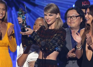 Ganadora. La cantante Taylor Swift ganó el reconocimiento por Video del Año, Video Femenino y Video Pop; estuvo acompañada de varias celebridades que aparecieron en el video.