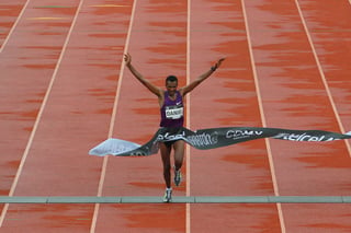 El etíope Daniel Aschenik, ganador del primer lugar, durante la edición XXXIII del Maratón Internacional de la Ciudad de México. (Fotografía de Jam Media)
