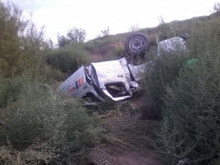 Accidente. La camioneta quedó entre unos matorrales, luego de dar varias volteretas.