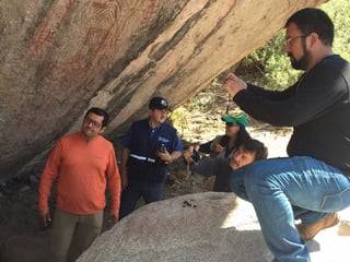Recorrido. Acude personal del INAH a revisar daños en pinturas rupestres en Sierra del Sarnoso. (Cortesía)
