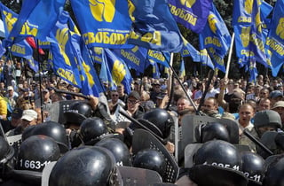 La granada fue lanzada en medio de una riña entre los manifestantes y los agentes cerca del edificio legislativo, donde más de un millar de uniformados fue desplegado para custodiar el edificio de la Rada y sus alrededores. (EFE)
