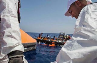 Hasta la semana pasada la ACNUR estimaba que en lo que va de 2015 más de 300 mil migrantes han cruzado el Mediterráneo, frente a los 219 mil de todo 2014. (ARCHIVO)